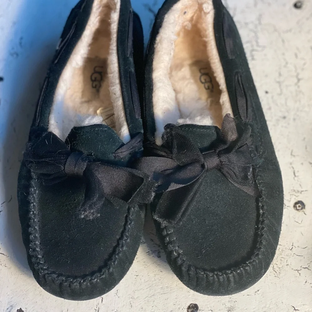 UGG Kids Moccasins in Forest Black Details - Picture 2 of 11